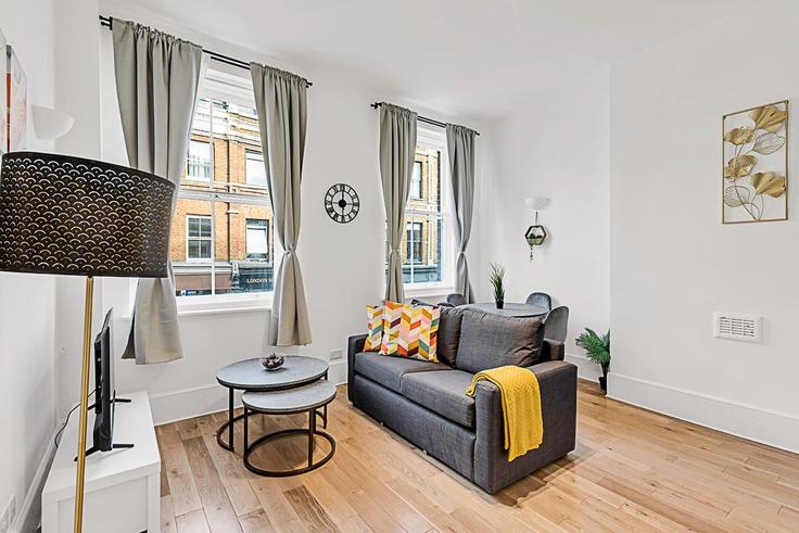 Sala de estar elegantemente projetada com móveis modernos em um apartamento no Building Norfolk Square - city-relay-rr - 1501796 em City of Westminster, London