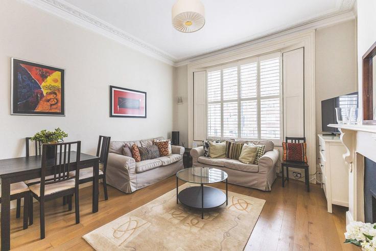 Sala de estar elegantemente projetada com móveis modernos em um apartamento no Building Colville Road - city-relay-rr - 1506396 em Royal Borough of Kensington and Chelsea, London Sala de estar elegantemente projetada com móveis modernos em um apartamento no Building Colville Road - city-relay-rr - 1506396 em Royal Borough of Kensington and Chelsea, London