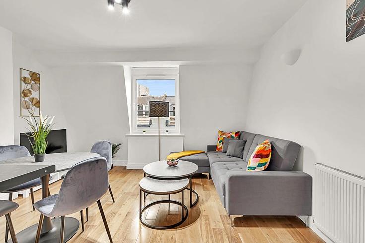 Sala de estar elegantemente projetada com móveis modernos em um apartamento no Building Norfolk Square - city-relay-rr - 1501797 em City of Westminster, London