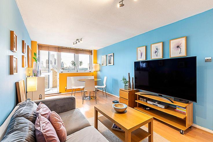 Elegant gestaltetes Wohnzimmer mit moderner Einrichtung in einer Wohnung im Building Leather Lane - city-relay-rr - 1494790 in London Borough of Islington, London