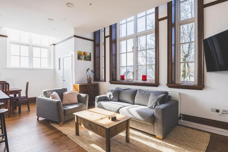 Salle de séjour élégante avec mobilier moderne dans un appartement à Building High Street - city-relay-rr - 1506370 à London Borough of Ealing, London