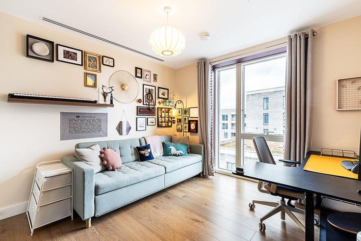 London Royal Borough of GreenwichのBuilding West Parkside - city-relay-rr - 1506380のアパートメントにある、モダンな家具を備えたエレガントなデザインのリビングルーム London Royal Borough of GreenwichのBuilding West Parkside - city-relay-rr - 1506380のアパートメントにある、モダンな家具を備えたエレガントなデザインのリビングルーム