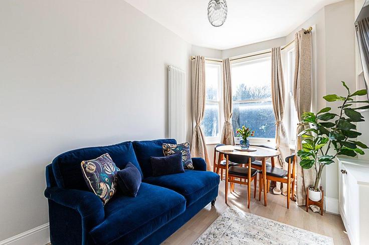 London Borough of Hammersmith and Fulham, London에 위치한 Building Fulham Palace Road - city-relay-rr - 1494866 유닛의 세련된 인테리어가 돋보이는 거실
