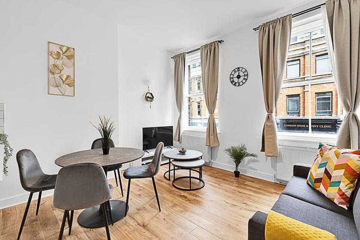 Sala de estar elegantemente projetada com móveis modernos em um apartamento no Building Norfolk Square - city-relay-rr - 1501787 em City of Westminster, London