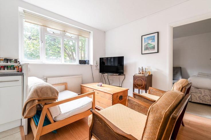 Salle de séjour élégante avec mobilier moderne dans un appartement à Building Upper Richmond Road - city-relay-rr - 1494765 à London Borough of Wandsworth, London Salle de séjour élégante avec mobilier moderne dans un appartement à Building Upper Richmond Road - city-relay-rr - 1494765 à London Borough of Wandsworth, London