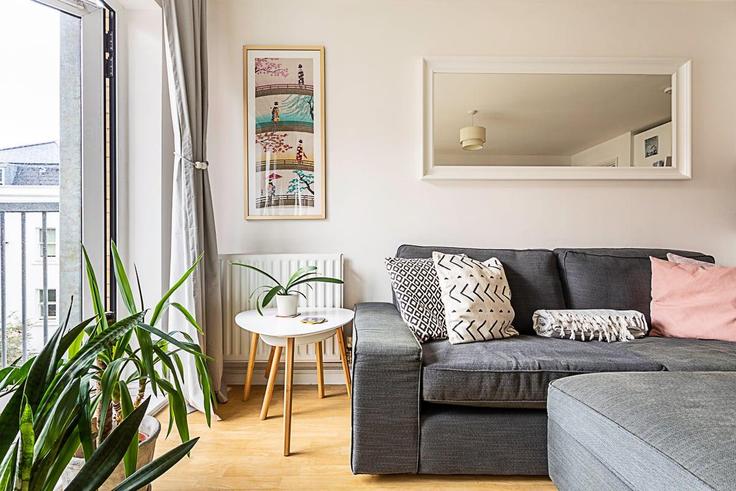 Salle de séjour élégante avec mobilier moderne dans un appartement à Building New Road - city-relay-rr - 1494865 à London Borough of Tower Hamlets, London