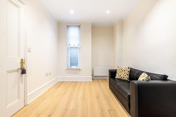 Salle de séjour élégante avec mobilier moderne dans un appartement à Building Gillingham Street - city-relay-rr - 1506379 à City of Westminster, London
