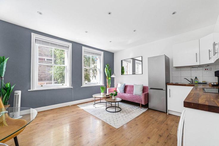 Sala de estar elegantemente projetada com móveis modernos em um apartamento no Building East Tenter Street - city-relay-rr - 1494823 em London Borough of Tower Hamlets, London Sala de estar elegantemente projetada com móveis modernos em um apartamento no Building East Tenter Street - city-relay-rr - 1494823 em London Borough of Tower Hamlets, London