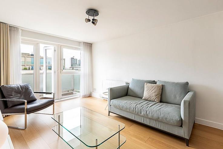 Sala de estar elegantemente projetada com móveis modernos em um apartamento no Building Ebury Street - city-relay-rr - 1506486 em City of Westminster, London Sala de estar elegantemente projetada com móveis modernos em um apartamento no Building Ebury Street - city-relay-rr - 1506486 em City of Westminster, London