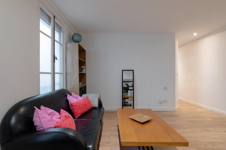 Salle de séjour élégante avec mobilier moderne dans un appartement à Building Rue Claude Rodier - city-relay-rr - 1506417 à 9th arrondissement, Paris