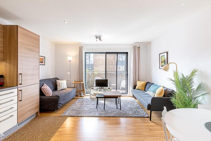 Salle de séjour élégante avec mobilier moderne dans un appartement à Building Hamlets Way - city-relay-rr - 1494760 à London Borough of Tower Hamlets, London