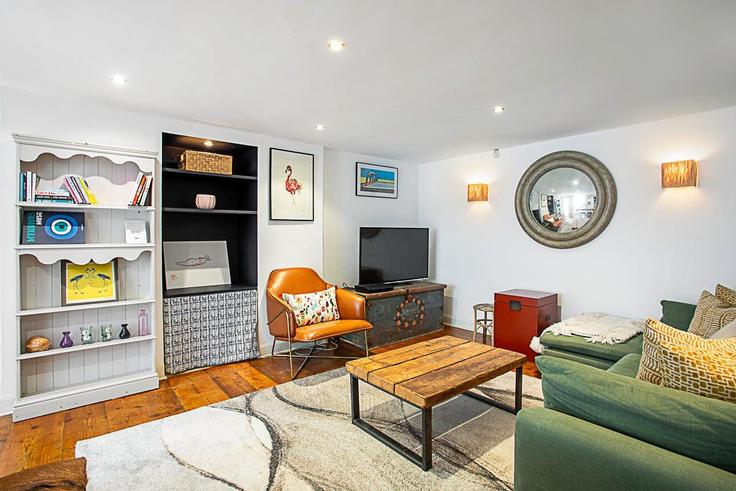 Elegant gestaltetes Wohnzimmer mit moderner Einrichtung in einer Wohnung im Building Palace Garden Mews - city-relay-rr - 1501798 in Royal Borough of Kensington and Chelsea, London