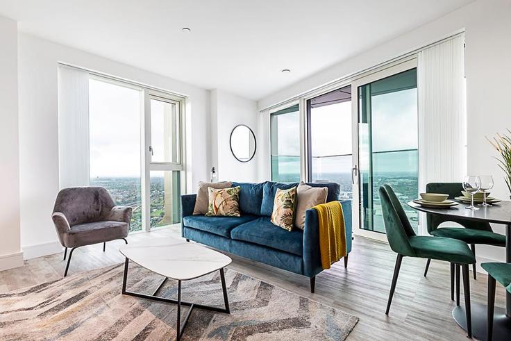 Elegante sala de estar con mobiliario moderno en un apartamento en Building Portal Way - city-relay-rr - 1501788 en London Borough of Ealing, London