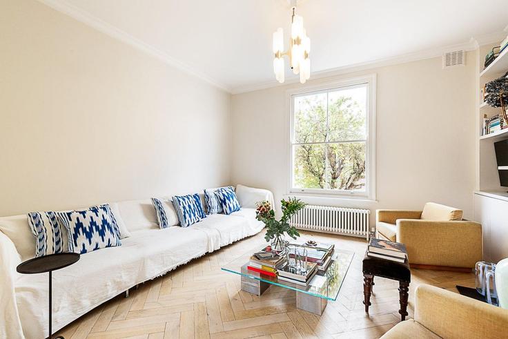 Elegante sala de estar con mobiliario moderno en un apartamento en Building Milton Grove - city-relay-rr - 1506433 en London Borough of Hackney, London