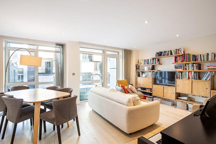 Building Goswell Road - city-relay-rr - 1506405 adresindeki bir dairede modern mobilyalarla zarif bir şekilde tasarlanmış oturma odası London Borough of Islington, London
