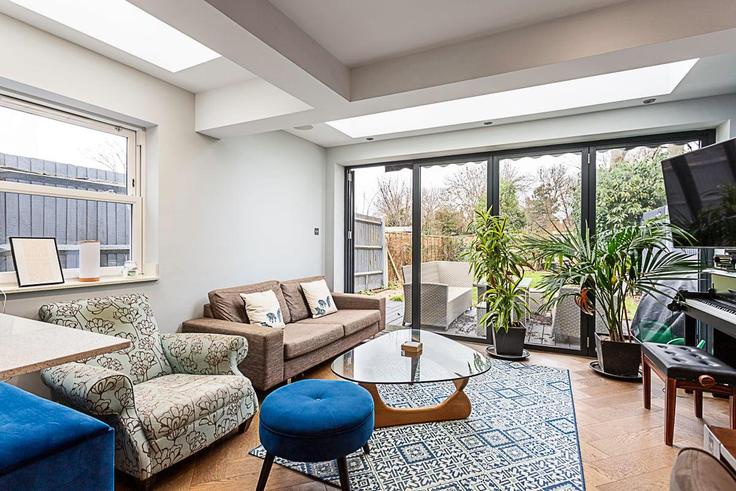 Salle de séjour élégante avec mobilier moderne dans un appartement à Building Robinson Road - city-relay-rr - 1501789 à London Borough of Merton, London Salle de séjour élégante avec mobilier moderne dans un appartement à Building Robinson Road - city-relay-rr - 1501789 à London Borough of Merton, London