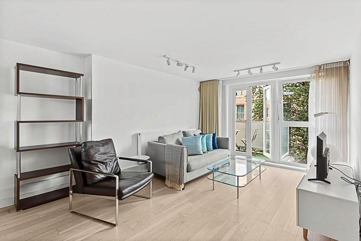Sala de estar elegantemente projetada com móveis modernos em um apartamento no Building Ebury Street - city-relay-rr - 1506476 em City of Westminster, London Sala de estar elegantemente projetada com móveis modernos em um apartamento no Building Ebury Street - city-relay-rr - 1506476 em City of Westminster, London