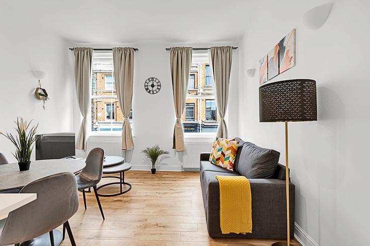 Sala de estar elegantemente projetada com móveis modernos em um apartamento no Building Norfolk Square - city-relay-rr - 1501787 em City of Westminster, London