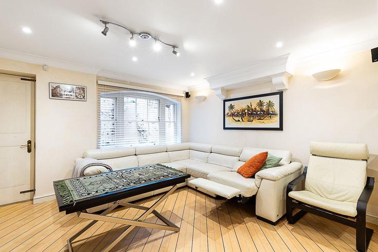 Salle de séjour élégante avec mobilier moderne dans un appartement à Building Gillingham Street - city-relay-rr - 1506378 à City of Westminster, London