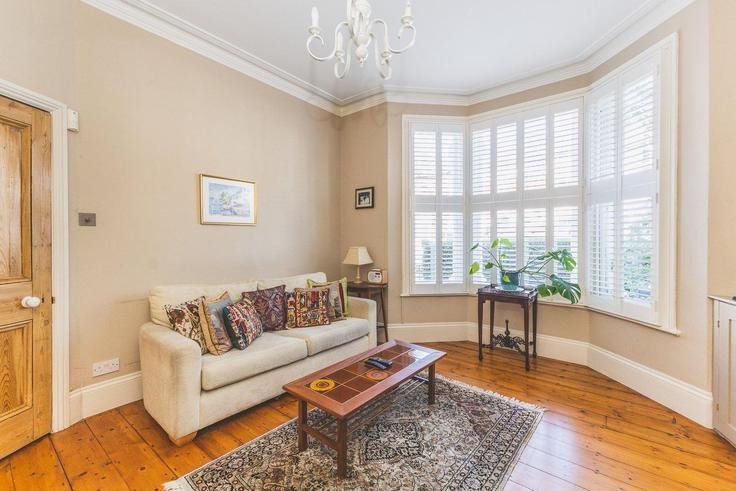 Building Lakeside Road - city-relay-rr - 1506450 adresindeki bir dairede modern mobilyalarla zarif bir şekilde tasarlanmış oturma odası London Borough of Hammersmith and Fulham, London Building Lakeside Road - city-relay-rr - 1506450 adresindeki bir dairede modern mobilyalarla zarif bir şekilde tasarlanmış oturma odası London Borough of Hammersmith and Fulham, London