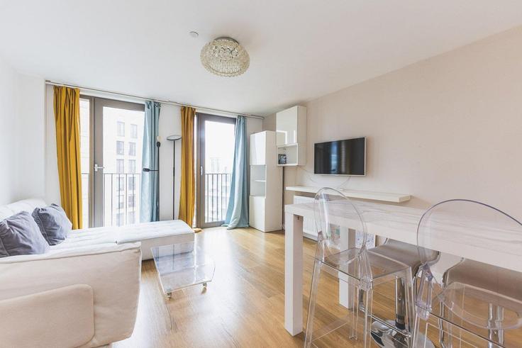 Elegante sala de estar con mobiliario moderno en un apartamento en Building York Way - city-relay-rr - 1512536 en London Borough of Camden, London