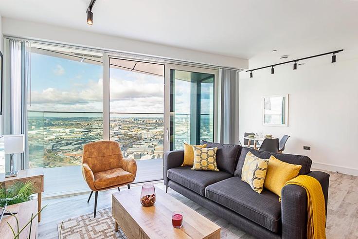 Elegant gestaltetes Wohnzimmer mit moderner Einrichtung in einer Wohnung im Building Portal Way - city-relay-rr - 1494827 in London Borough of Ealing, London