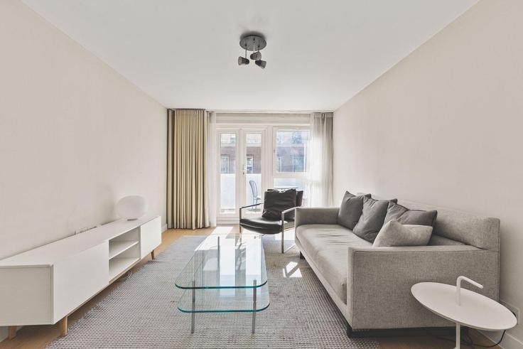 Elegant gestaltetes Wohnzimmer mit moderner Einrichtung in einer Wohnung im Building Ebury Street - city-relay-rr - 1506456 in City of Westminster, London