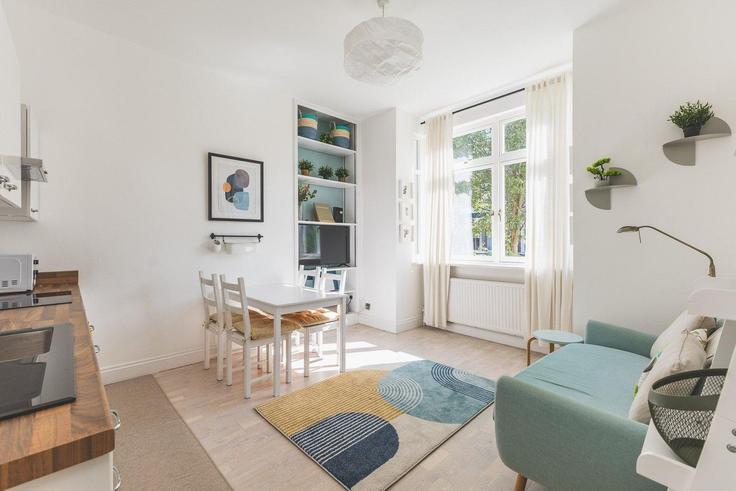 Salle de séjour élégante avec mobilier moderne dans un appartement à Building Brackenbury Gardens - city-relay-rr - 1506442 à London Borough of Hammersmith and Fulham, London