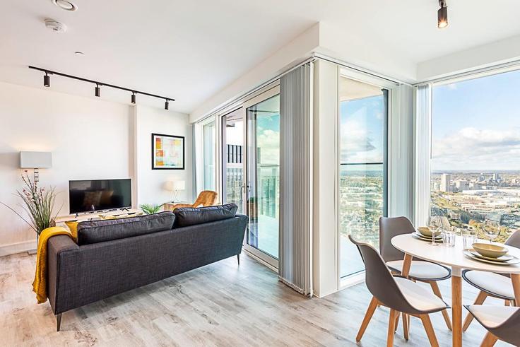 Salle de séjour élégante avec mobilier moderne dans un appartement à Building Portal Way - city-relay-rr - 1494827 à London Borough of Ealing, London