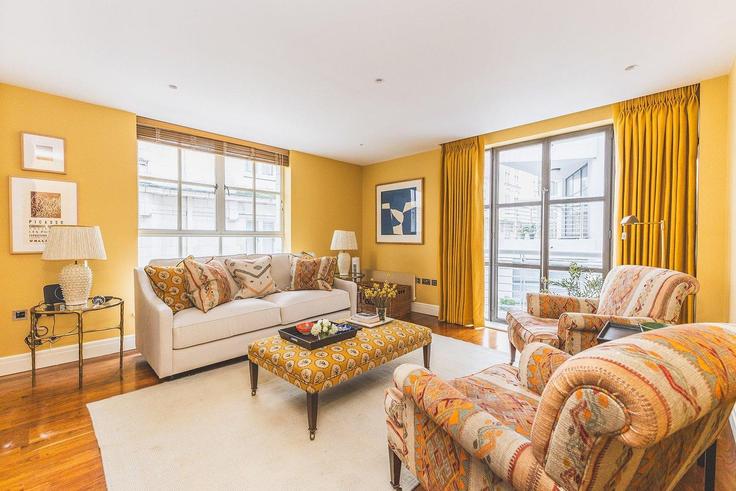 Elegant gestaltetes Wohnzimmer mit moderner Einrichtung in einer Wohnung im Building Tavistock Street - city-relay-rr - 1506461 in City of Westminster, London