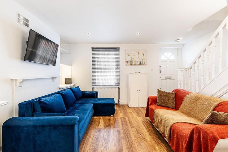 Elegante sala de estar con mobiliario moderno en un apartamento en Building Kenway Road - city-relay-rr - 1494761 en Royal Borough of Kensington and Chelsea, London