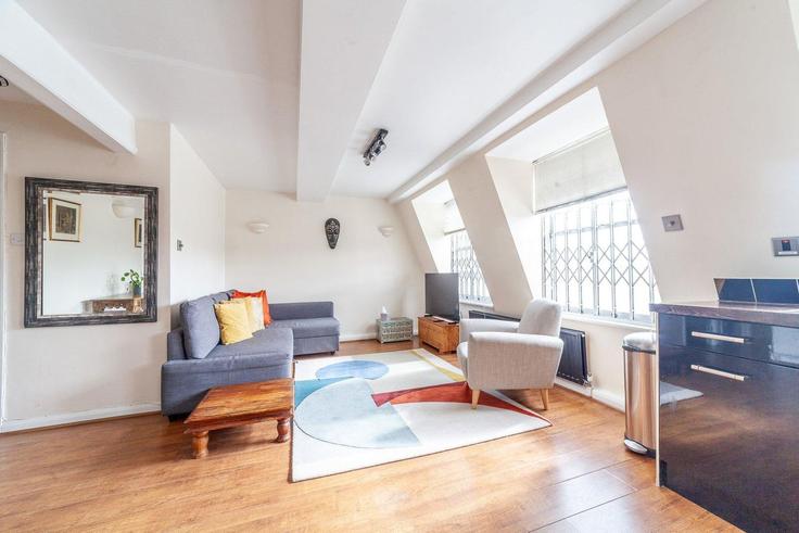 Elegant gestaltetes Wohnzimmer mit moderner Einrichtung in einer Wohnung im Building Cromwell Road - city-relay-rr - 1494864 in Royal Borough of Kensington and Chelsea, London