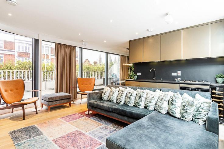 Elegant gestaltetes Wohnzimmer mit moderner Einrichtung in einer Wohnung im Building Fulham High Street - city-relay-rr - 1506372 in London Borough of Hammersmith and Fulham, London