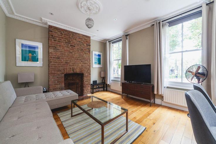 Elegante sala de estar con mobiliario moderno en un apartamento en Building Stamford Brook Road - city-relay-rr - 1494822 en London Borough of Hammersmith and Fulham, London