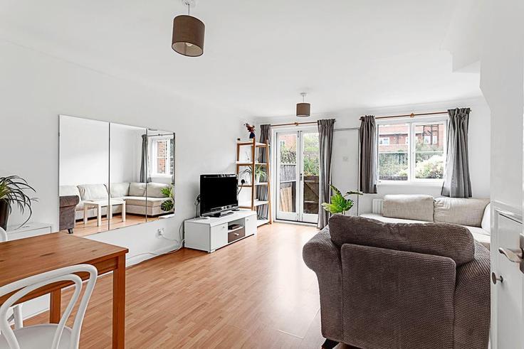 Elegant gestaltetes Wohnzimmer mit moderner Einrichtung in einer Wohnung im Building Park Lane - city-relay-rr - 1510474 in London Borough of Richmond upon Thames, Richmond