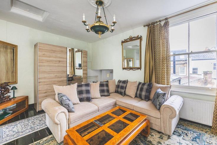 Elegant gestaltetes Wohnzimmer mit moderner Einrichtung in einer Wohnung im Building Shorrolds Road - city-relay-rr - 1506382 in London Borough of Hammersmith and Fulham, London Elegant gestaltetes Wohnzimmer mit moderner Einrichtung in einer Wohnung im Building Shorrolds Road - city-relay-rr - 1506382 in London Borough of Hammersmith and Fulham, London