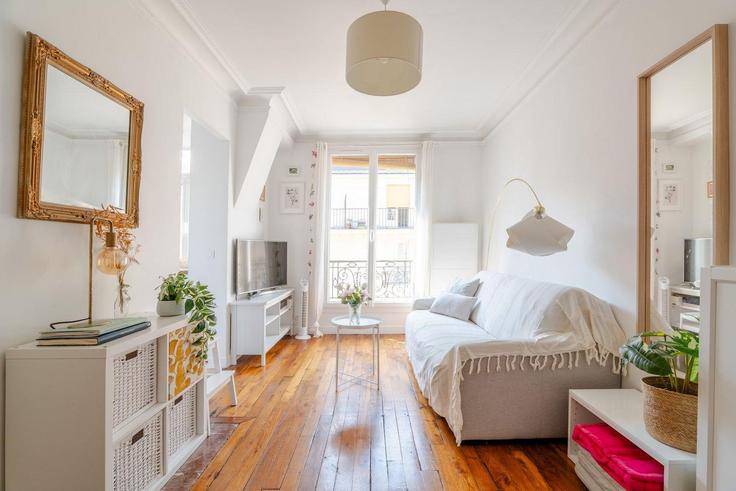 Elegant gestaltetes Wohnzimmer mit moderner Einrichtung in einer Wohnung im Building Rue Cyrano de Bergerac - city-relay-rr - 1506463 in 18th arrondissement, Paris
