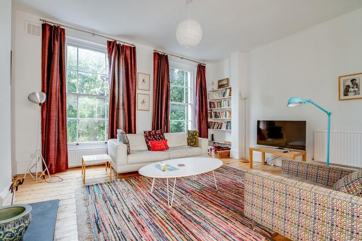Salle de séjour élégante avec mobilier moderne dans un appartement à Building Queens Crescent - city-relay - 1237224 - LON à London Borough of Camden, London