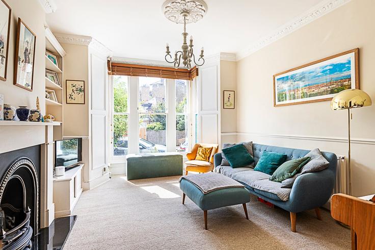 Sala de estar elegantemente projetada com móveis modernos em um apartamento no Building Digby Crescent - city-relay - 1237187 - LON em London Borough of Haringey, London