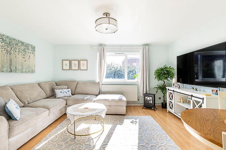 Sala de estar elegantemente projetada com móveis modernos em um apartamento no Building Henfield Road - city-relay - 1237219 - LON em London Borough of Merton, London