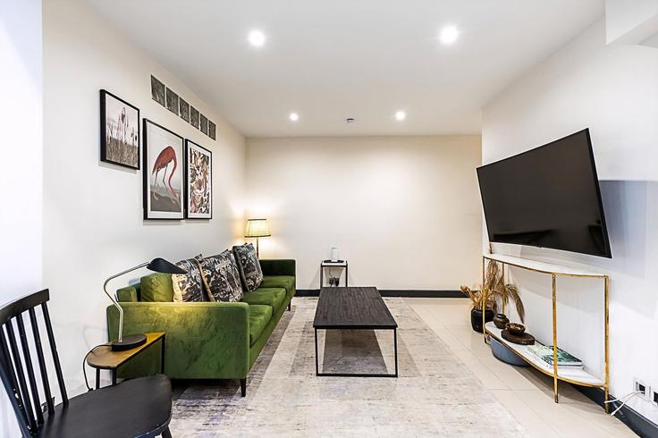 Salle de séjour élégante avec mobilier moderne dans un appartement à Building Woodstock Grove - city-relay - 1237277 - LON à London Borough of Hammersmith and Fulham, London Salle de séjour élégante avec mobilier moderne dans un appartement à Building Woodstock Grove - city-relay - 1237277 - LON à London Borough of Hammersmith and Fulham, London