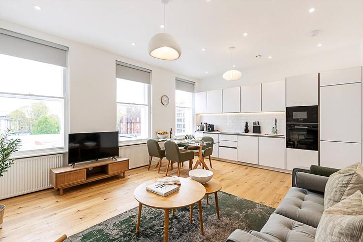 Building Fulham Road - city-relay - 1237222 - LON adresindeki bir dairede modern mobilyalarla zarif bir şekilde tasarlanmış oturma odası Royal Borough of Kensington and Chelsea, London