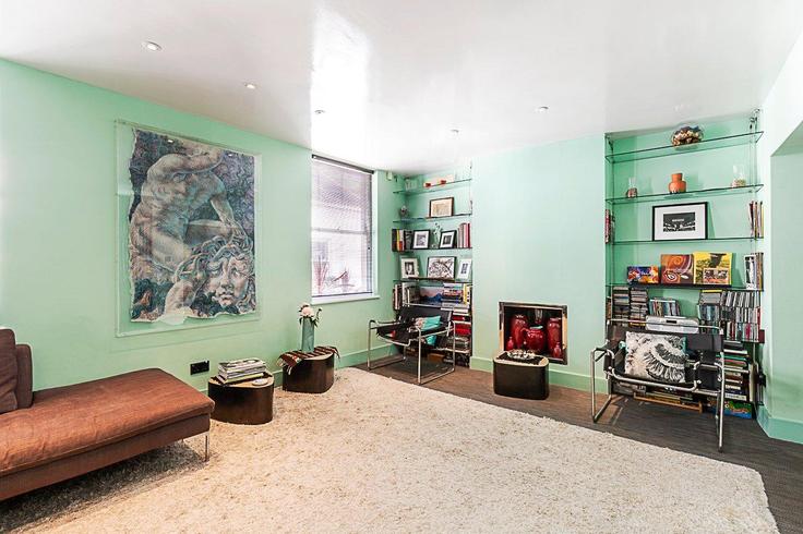 Elegant gestaltetes Wohnzimmer mit moderner Einrichtung in einer Wohnung im Building Drayson Mews - city-relay - 1285796 - LON in Royal Borough of Kensington and Chelsea, London