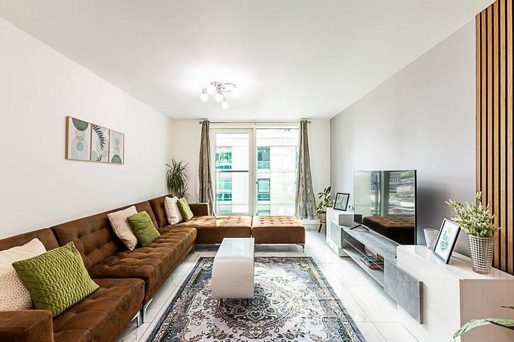 Elegant gestaltetes Wohnzimmer mit moderner Einrichtung in einer Wohnung im Building Saint George Wharf - city-relay - 1237135 - LON in London Borough of Lambeth, London
