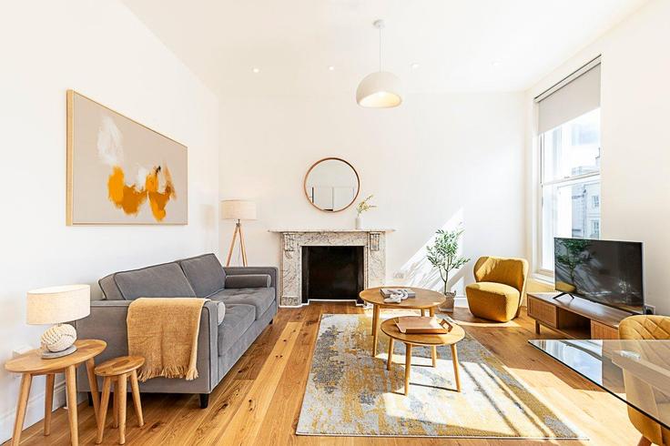 Elegant gestaltetes Wohnzimmer mit moderner Einrichtung in einer Wohnung im Building Fulham Road - city-relay - 1237213 - LON in Royal Borough of Kensington and Chelsea, London