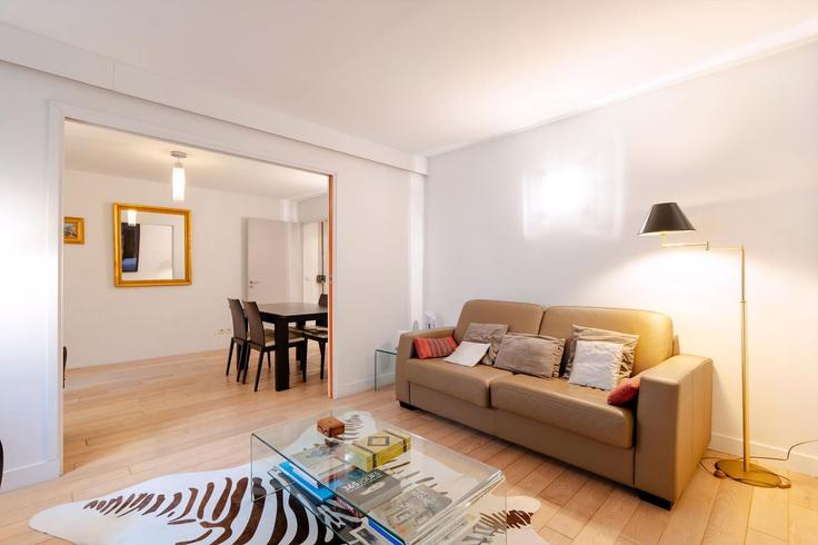 10th arrondissement, Paris에 위치한 Building Rue du Faubourg Saint-Martin - city-relay - 1237228 - PAR 아파트의 세련된 인테리어가 돋보이는 거실 10th arrondissement, Paris에 위치한 Building Rue du Faubourg Saint-Martin - city-relay - 1237228 - PAR 아파트의 세련된 인테리어가 돋보이는 거실
