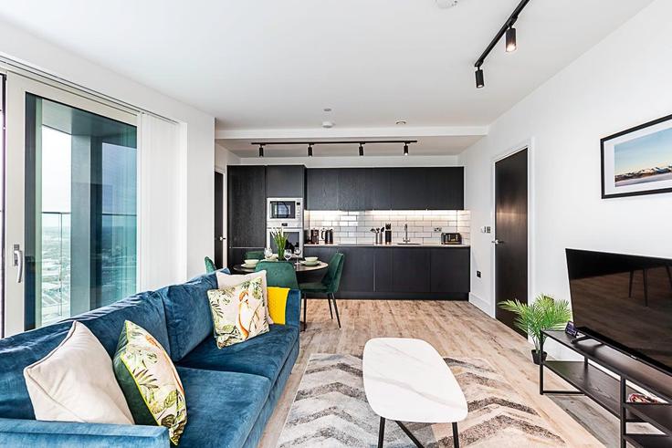 Sala de estar elegantemente projetada com móveis modernos em um apartamento no Building Portal Way - city-relay - 1237095 - LON em London Borough of Ealing, London