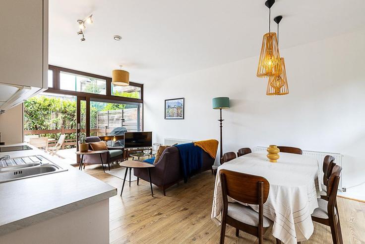 Elegant gestaltetes Wohnzimmer mit moderner Einrichtung in einer Wohnung im Building Cabanel Place - city-relay - 1328044 in London Borough of Lambeth, London