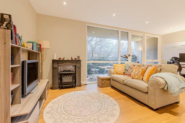 Building Stead Street - city-relay - 1289347 - LON adresindeki bir dairede modern mobilyalarla zarif bir şekilde tasarlanmış oturma odası London Borough of Southwark, London