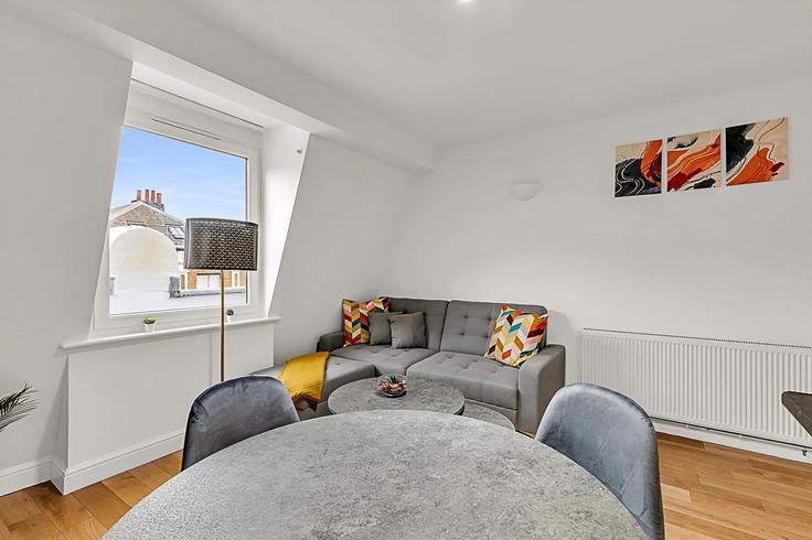 Elegante sala de estar con mobiliario moderno en un apartamento en Building Norfolk Square - city-relay - 1237305 - LON en City of Westminster, London